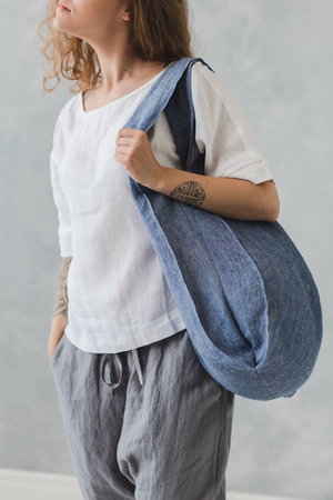 Nákupní lněná taška v minimalistickém designu je slušivá a praktická zároveň. z přírodního materiálu 100% lnu