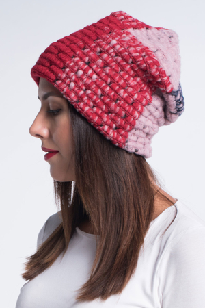 Krásná vlněná čepice polské značky ekologické vlněné módy v odstínech růžové, červené a tmavě modré
