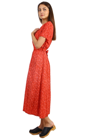 Květinové dámské maxi šaty pro milovnice retro stylu. Mají zavinovací výstřih ve tvaru písmene V a krátký rukáv.