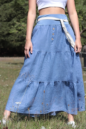 Dámská lněná sukně v oblíbeném venkovském stylu bude Vaší skvělou společnicí během slunečných letních dnů.