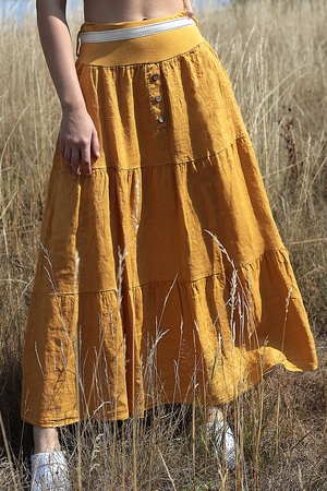 Dámská lněná sukně v oblíbeném venkovském stylu bude Vaší skvělou společnicí během slunečných letních dnů.