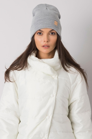 Jednobarevná čepice ve sportovním stylu je stylovým a zároveň praktickým doplňkem Vašeho outfitu v chladných dnech