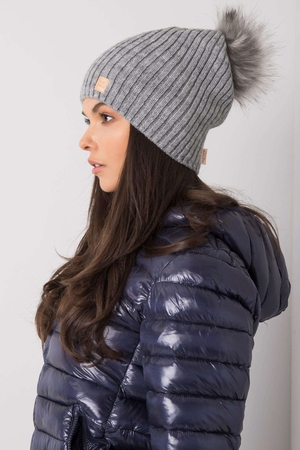 Dámská jednobarevná sportovní čepice je nejen módním, ale i praktickým doplňkem Vašeho zimního outfitu. Čepice v