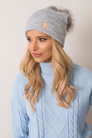 Pružná, řádková čepice je skvělým módním a zároveň velice praktickým doplňkem k Vašemu zimnímu outfitu.