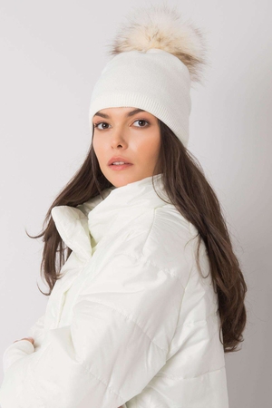 Vyšší dámská čepice se stříbrnou nitkou skvěle doplní Váš zimní outfit a báječně ochrání před chladným