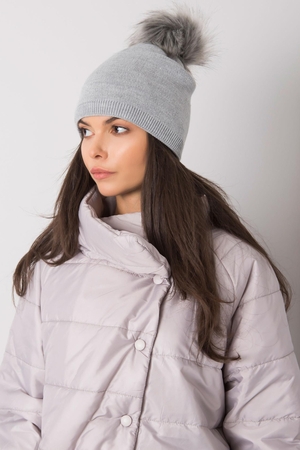 Vyšší dámská čepice se stříbrnou nitkou skvěle doplní Váš zimní outfit a báječně ochrání před chladným