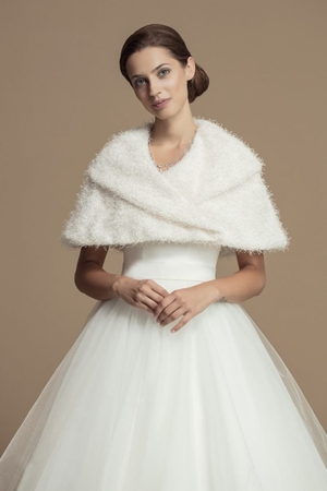 Romantická, něžná pelerínka kouzelně doplní Vaše svatební šaty, stejně jako elegantní společenský outfit.