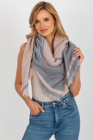 Hřejivý šátek s barevným pruhovaným vzorem bude zpestřením Vašeho zimního outfitu. Ať už se vydáte do